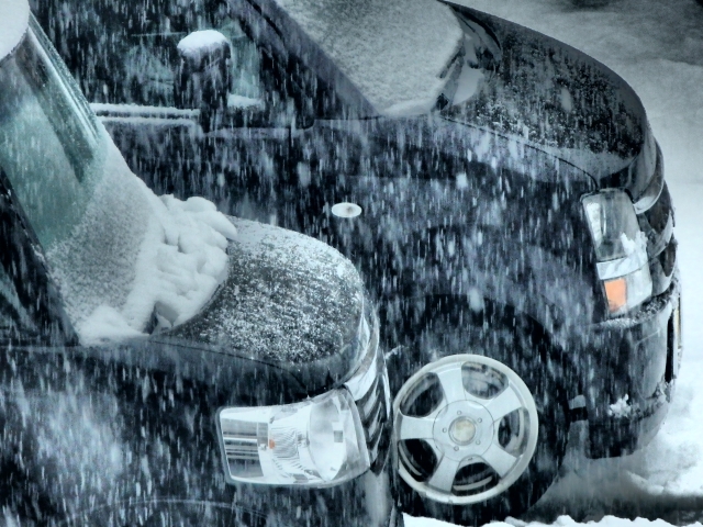車のドアが凍って開かない場合の対処法 スライドドアや給油口の凍結防止アイテム トレンドチャンネル